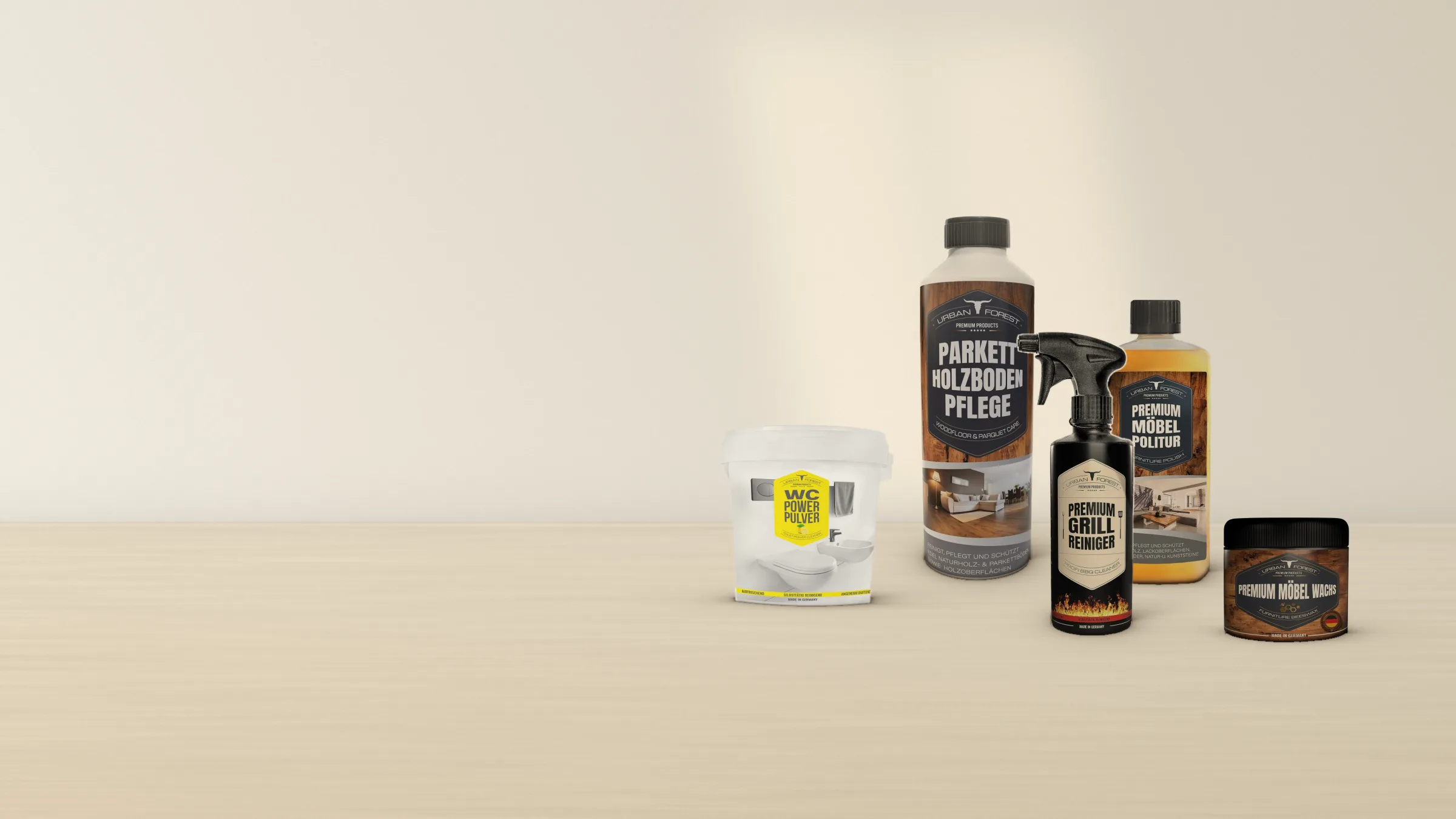 URBAN FOREST Reiniger auf einer hellen Kalksteinplatte im Morgenlicht: WC Power Pulver, Parkett Holzboden Pflege, Premium Grill Reiniger, Premium Möbel Politur und Premium Möbel Wachs