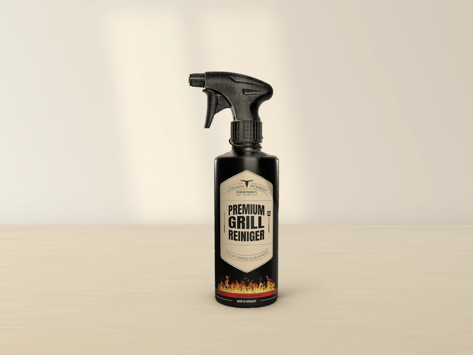 URBAN FOREST Premium Grill Reiniger, schwarze Sprühflasche auf einer hellen Kalksteinplatte im Morgenlicht